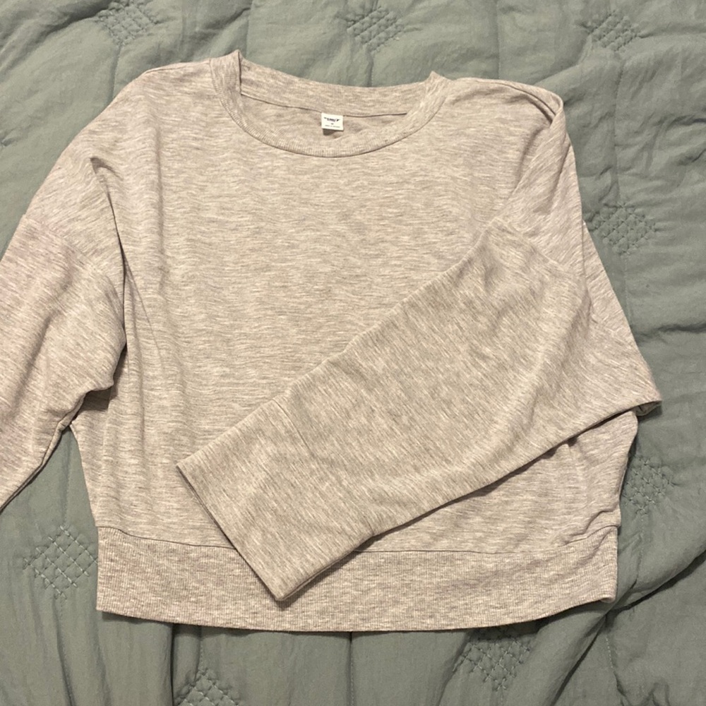 Old Navy Active, medium gray long sleeve shirt. Loose fit, perfect condition.